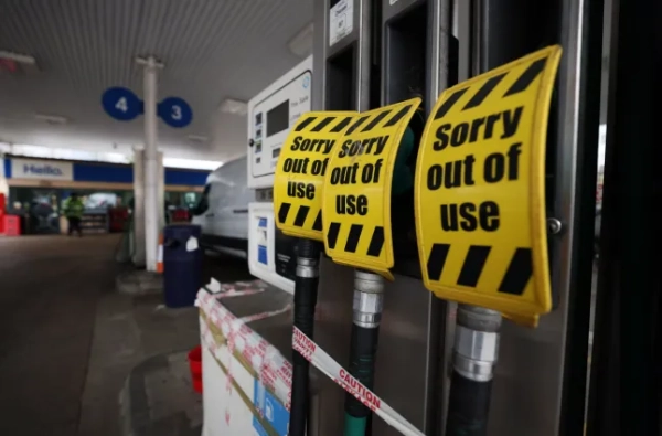 epa12865940 Порожні колонки на автозаправній станції в Лондоні, Велика Британія, 2 квітня 2026 року. Ціни на бензин і дизельне паливо у Великій Британії різко зросли у березні 2026 року, оскільки шок поставок нафти, спричинений конфліктом на Близькому Сході, продовжує впливати на країни по всьому світу. Відповідно, Банк Англії попередив, що мільйони британських домогосподарств стикаються зі зростанням вартості іпотеки, оскільки економіка адаптується до інфляційного тиску. EPA/ANDY RAIN