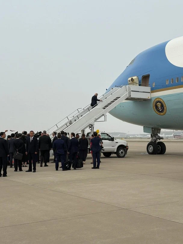 Американська делегація та Дональд Трамп під час посадки на літак у Китаї / © X / Emily Goodin