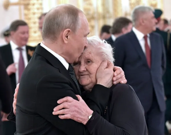 Шкільна вчителька Путіна знову розпалила чутки про подвійне тіло питанням&hellip;
