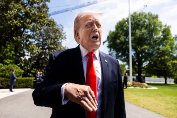 Президент США Дональд Трамп спілкується з журналістами, покидаючи Білий дім і вирушаючи до Флориди у Вашингтоні, округ Колумбія, США, 1 травня 2026 року. Трамп говорив про Іран, а також про авіакомпанію Spirit Airlines, заявивши, що його адміністрація надала авіакомпанії «остаточну» пропозицію щодо фінансової допомоги. Фото: CNP / AdMedia. 1 травня 2026 року. На фото: президент Трамп. Фото: AdMedia / MEGA TheMegaAgency.com sales@mega.global
