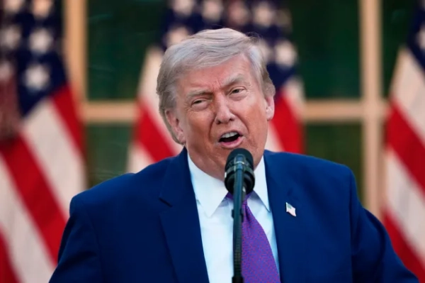 Президент Дональд Трамп виступає на вечері для членів своєї адміністрації та керівників правоохоронних організацій під час Національного тижня поліції в Рожевому саду Білого дому в понеділок, 11 травня 2026 року, у Вашингтоні. (Фото AP/Джулія Демарі Ніхінсон)