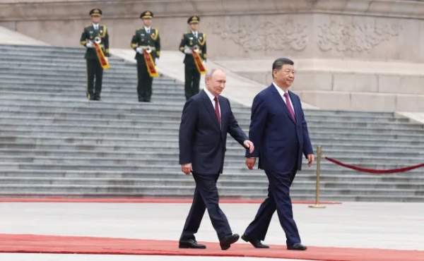 Голова Китаю Сі Цзіньпін (праворуч) та президент Росії Володимир Путін (ліворуч) під час офіційної церемонії зустрічі та представлення делегацій перед зустріччю у Домі народних зборів у Пекіні, Китай, 20 травня 2026 року.