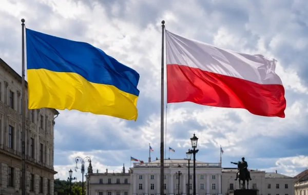 Могила Богдана Лепкого – поліція Польщі розслідує пошкодження пам’ятника