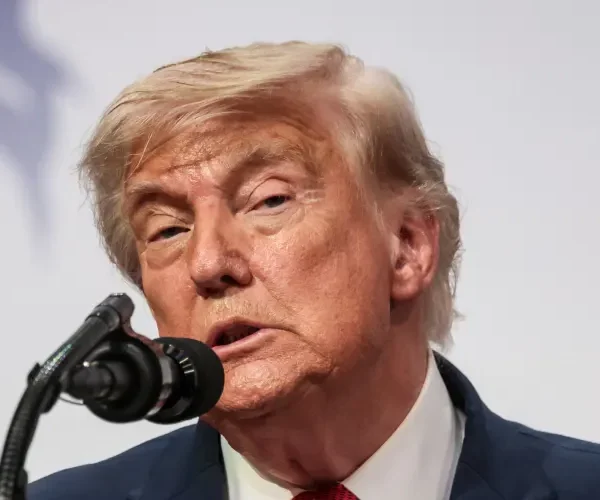 Трампа позивають за продаж доступу до публікацій Truth Social