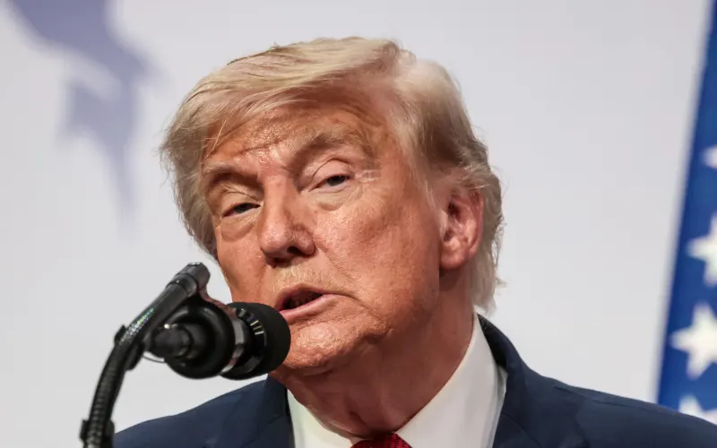 Президент США Дональд Трамп виступає на заключній прес-конференції саміту G7 в Евіані, Франція, 17 червня 2026 року. Саміт G7 проходить з 15 по 17 червня у французькому містечку Евіан-ле-Бен, неподалік від Швейцарії. У ньому беруть участь лідери країн, а також голова дипломатії ЄС, міністри з Бразилії, Канади, Об'єднаних Арабських Еміратів і Туреччини. (Фото: Домініка Заржицька/NurPhoto) (Фото: Домініка Заржицька / NurPhoto через AFP)