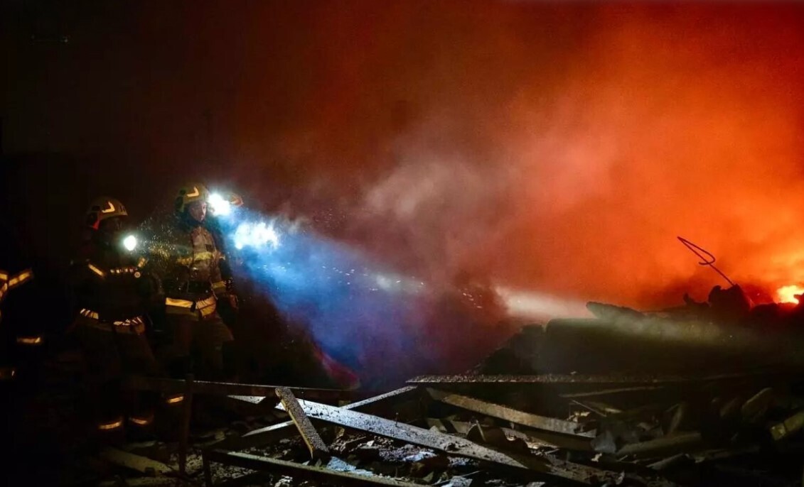 У ніч на 25 серпня Київ опинився під ударом ворожих дронів, у Голосіївському районі столиці пошкоджений 16-поверховий житловий будинок.