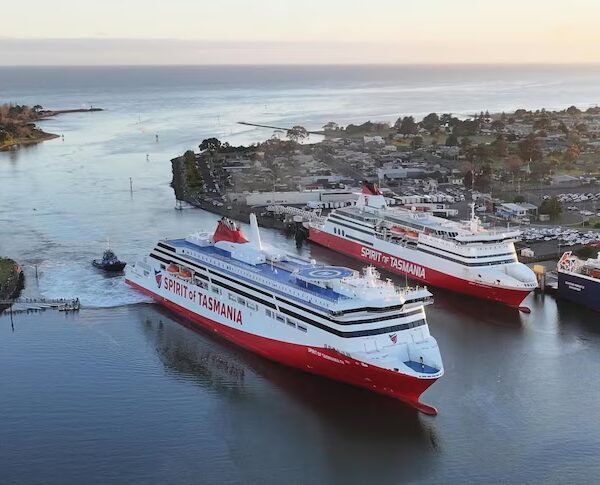 Тисячі людей вітають Spirit IV на березі річки в Девонпорті