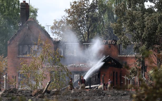 Пожежники гасять обгорілі руїни будинку, що постраждав від пожежі, на південь від центру Стурбріджа, центральна Англія, 14 серпня 2026 року. Фото: Darren Staples / AFP
