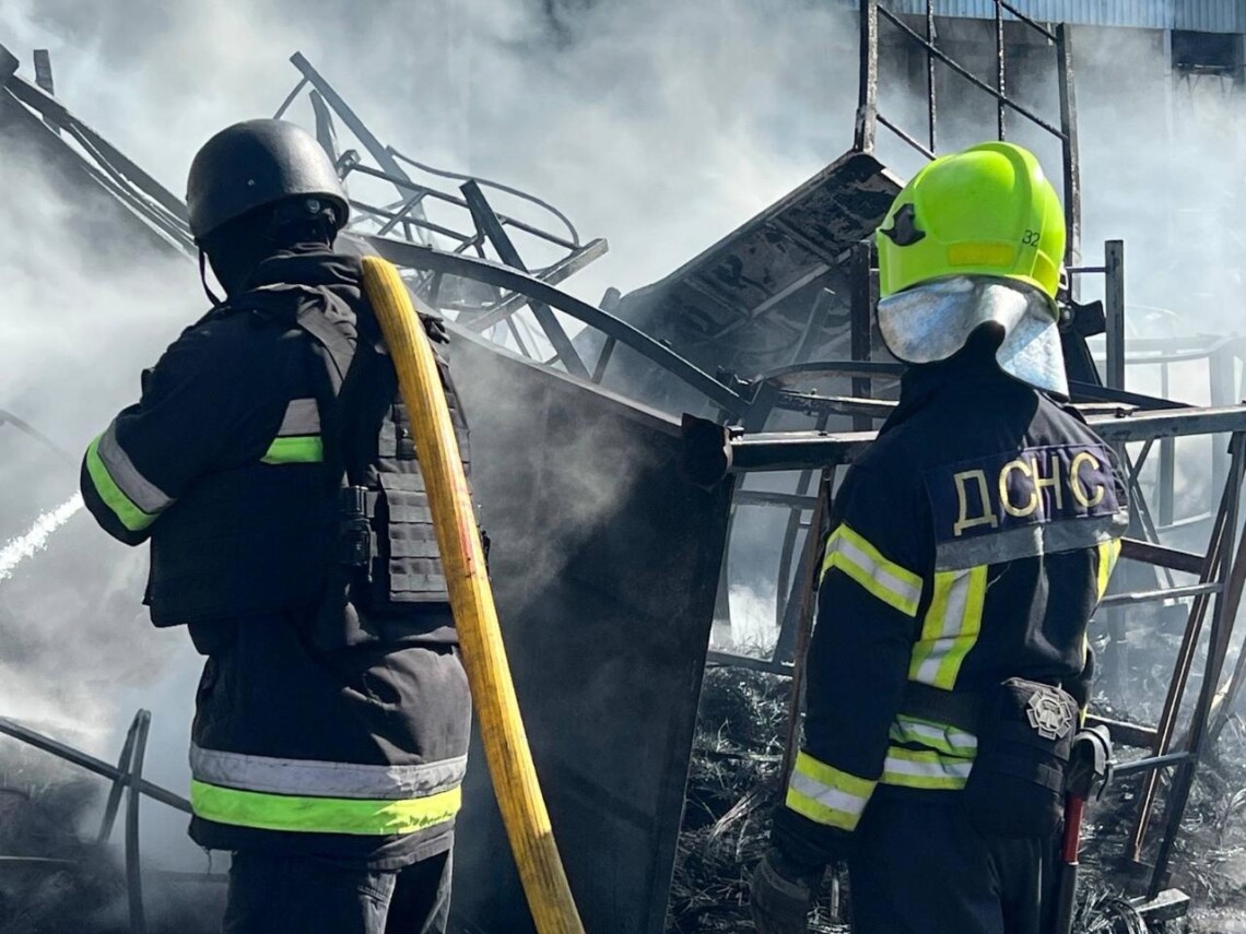 Міністерство оборони України закликало провести повний аудит місць розміщення зброї та боєприпасів, а СБУ відкрила кримінальне провадження за фактом удару по складах у Бучанському районі на Київщині.