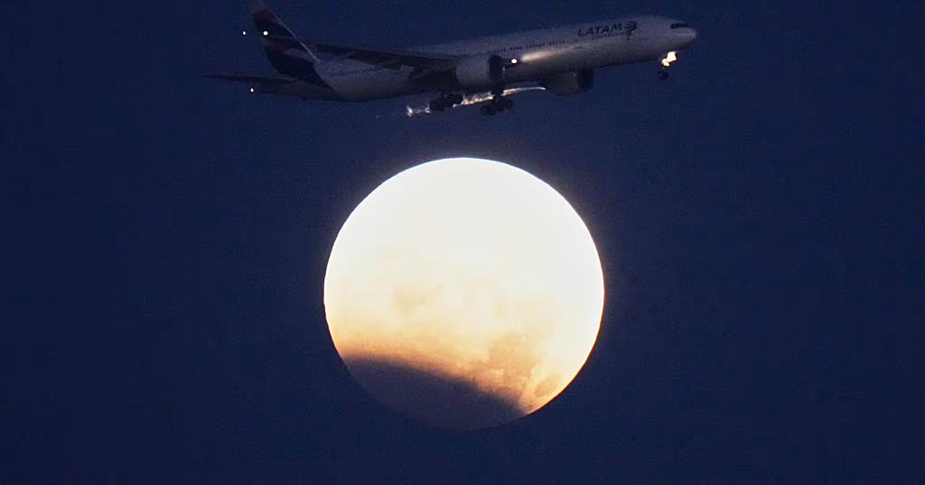 Boeing 777 LATAM Airlines готується до посадки в Лісабоні під час часткового місячного затемнення