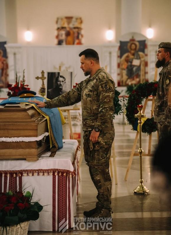 Броньований Austin і містерія зі смолоскипами: Третій корпус Білецького попрощався з Коновальцем