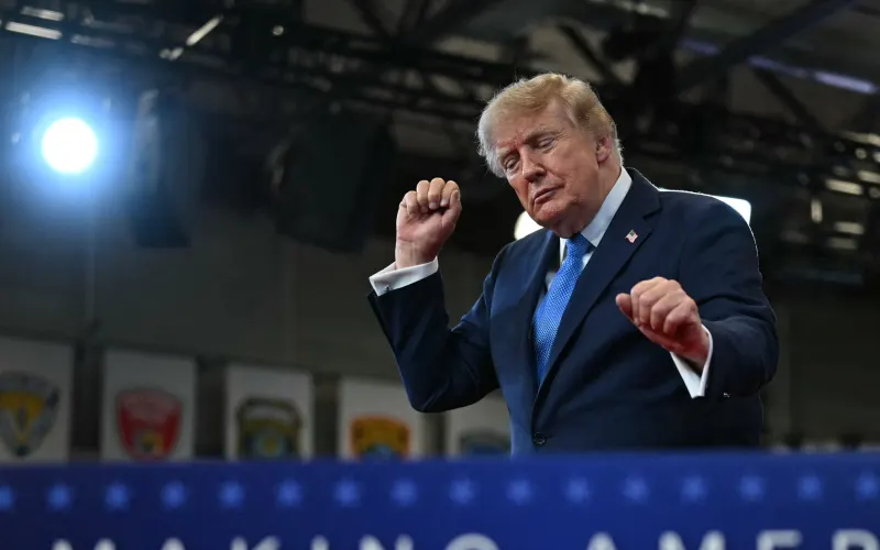 Президент США Дональд Трамп танцює під час виступу в Центрі підготовки та розвідки поліцейської академії округу Нассау в Гарден-Сіті, Нью-Йорк, 14 серпня 2026 року. (Фото: Kent NISHIMURA / AFP)