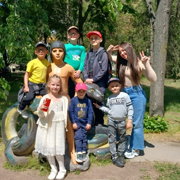 Дев’ять сиріт знайшли нову домівку в українській родині