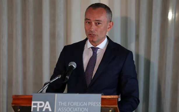 Високий представник у Газі від «Ради миру» президента США Дональда Трампа Ніколай Младенов виступає на брифінгу для преси в Єрусалимі 13 травня 2026 року.