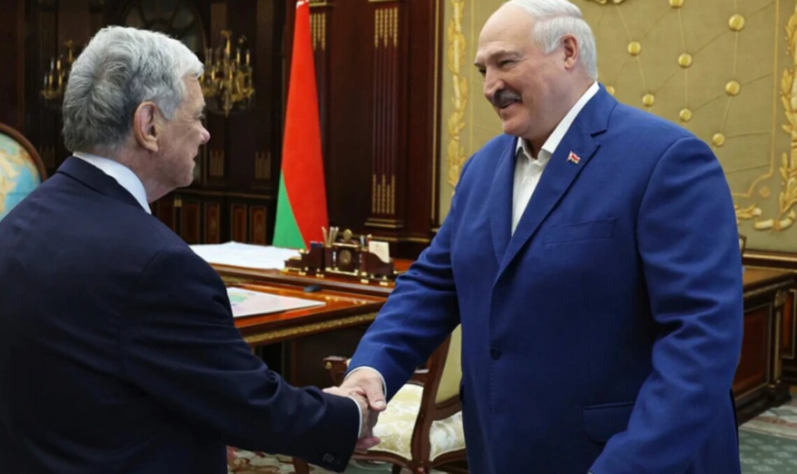 Спецпосланець Дональда Трампа Джон Коул розповів, як завдяки неформальному спілкуванню з Олександром Лукашенком вдалося домовитися про звільнення понад 500 білоруських політв’язнів.