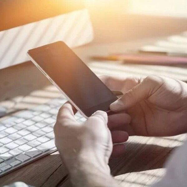 Кнопковий смартфон з Android 13 та ШІ коштуватиме 4050 гривень