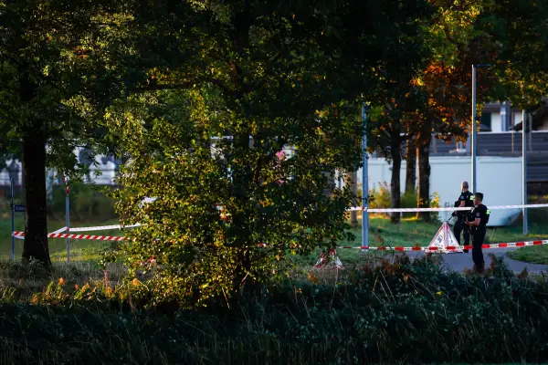 epa13199570 Armed police officers block a street near the Schachen horse racing track following a shooting during a rave event at the Schachen horse racing track near Aarau, Switzerland, 30 August 2026. A shooting occurred during an event at the Schachen in Aarau late in the evening of 29 August. Several people were injured, according to a statement by the Aargau Cantonal Police on the platform X. EPA/MICHAEL BUHOLZER