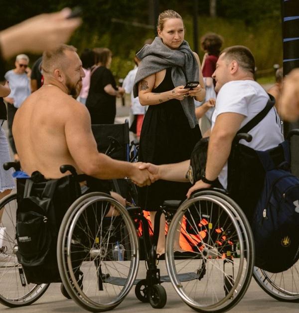 Заплив, що став маніфестом: Олександр Терен разом із ветеранами протягнули на собі човни