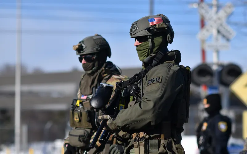 Федеральні правоохоронці під час демонстрації щодо смертельного поранення Рене Гуд агентом ICE у Міннеаполісі, штат Міннесота. Фото: OCTAVIO JONES / AFP