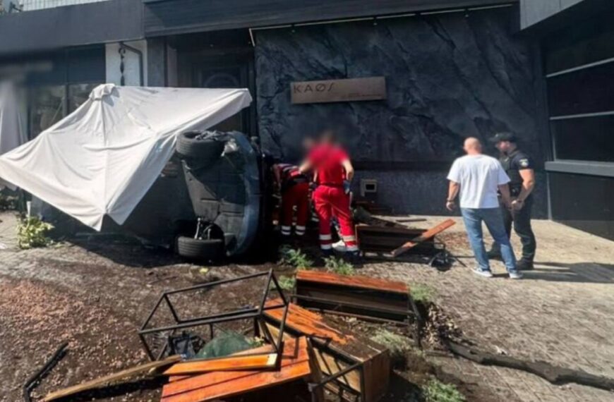 Автомобіль врізався у літній майданчик ресторану в центрі Києва, є…