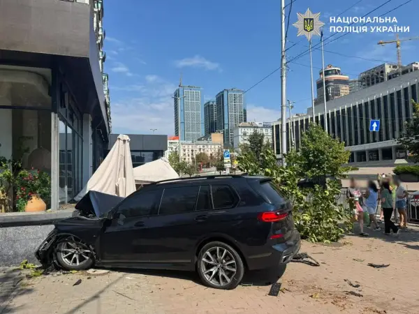 BMW влетіла в літню терасу в Києві після аварії, постраждав водій