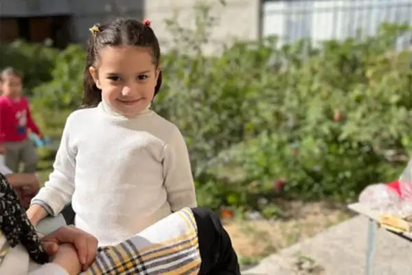 На цьому зображенні, отриманому від родини, шестирічна палестинська дівчинка Хінд Раджаб позує для фотографії. Раджаб була в автомобілі з членами сім'ї 29 січня, коли вони намагалися втекти від ізраїльських сил, що наближалися, в районі Тель-ель-Хава в місті Газа, але опинилися на шляху ізраїльських танків і потрапили під обстріл. Екіпаж швидкої допомоги Червоного Півмісяця, який було відправлено на порятунок, не було видно з тих пір. (Фото: HANDOUT FAMILY / AFP) / ОБМЕЖЕНЕ ВИКОРИСТАННЯ В РЕДАКЦІЙНИХ ЦІЛЯХ - ОБОВ'ЯЗКОВЕ ЗАЗНАЧЕННЯ 