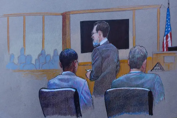 Судова ескіз показує Майка Говарда (стоїть), адвоката захисту, та Кармело Ентоні (ліворуч спереду) за столом захисту під час вступних аргументів у четвер, 4 червня 2026 року, у Мак-Кінні, Техас, під час судового процесу над підлітком, якого звинувачують у смертельному пораненні іншого під час змагань з легкої атлетики в передмісті Далласа минулого року. (Pat Lopez через AP)