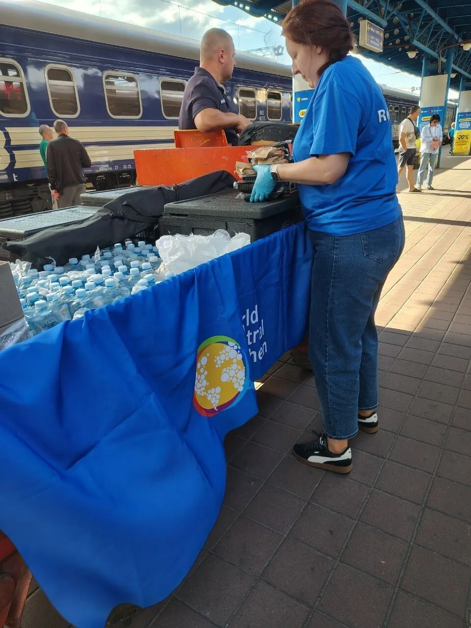 Роздача їжі від World Central Kitchen