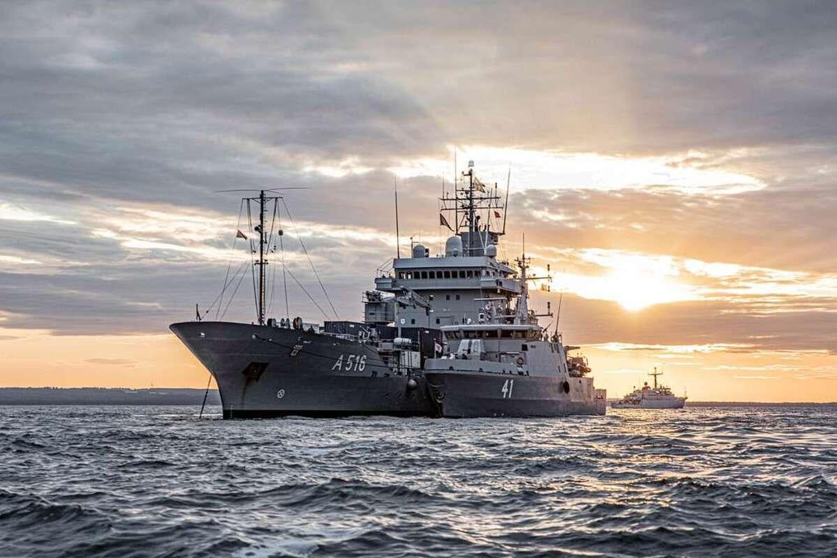 Військові кораблі Королівського флоту протягом трьох днів відстежували російські судна