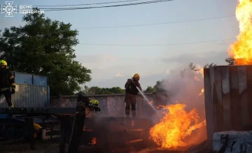Рятувальники ДСНС ліквідовують наслідки ракетного обстрілу Одеси