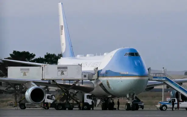 (АРХІВ) Ця фотографія показує Air Force One (VC-25A) на злітній смузі перед вильотом президента США Дональда Трампа з аеропорту Есенбога в Анкарі, Туреччина, 8 липня 2026 року, після участі в саміті НАТО. Президент США Дональд Трамп таємно вилетів з Туреччини минулого місяця на меншому літаку, ніж раніше відомо, через загрозу вбивства з боку Ірану, повідомило видання The Washington Post 10 серпня 2026 року. Згідно з анонімним американським чиновником, який спілкувався з The Post, Трамп сів у літак Air Force One в Анкарі 8 липня, але потім перебрався до контейнера для кейтерингу, прикріпленого до літака. Контейнер доставив його до меншого літака C-32A, який відвіз його до Великої Британії, тоді як ЗМІ та деякі офіційні особи вважали, що Трамп все ще перебуває на борту більшого літака. (Фото SAUL LOEB / AFP)