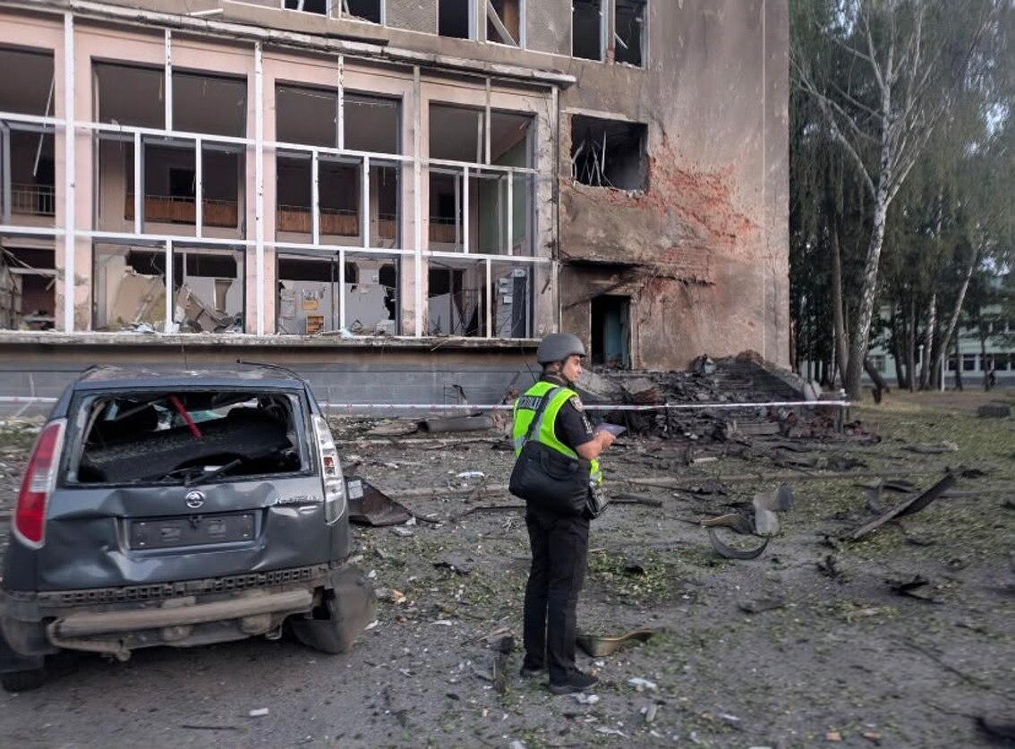 Російські війська завдали удару по центру міста Мена Корюківського району на Чернігівщині, внаслідок чого постраждали щонайменше 12 місцевих мешканців.