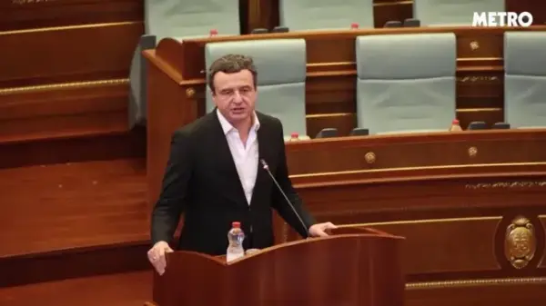 Яйця полетіли у прем’єр-міністра під час засідання парламенту