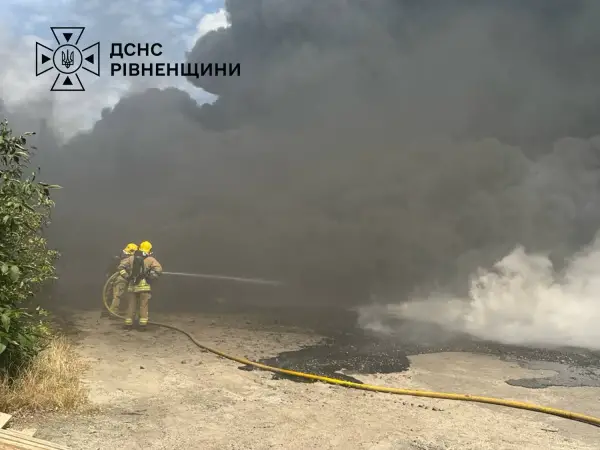 На Рівненщині горять складські приміщення, мешканців просять зачиняти вікна