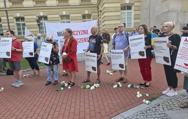 Напади на українців у Польщі – активісти передали уряду петицію з 11 тисячами підписів