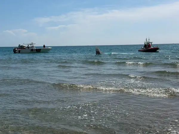 Поліція допомагає з аварією невеликого літака біля узбережжя Бока-Ратон. Поліція Бока-Ратон повідомляє, що це сталося приблизно о 10:25 ранку в суботу біля району 250 S Ocean Boulevard