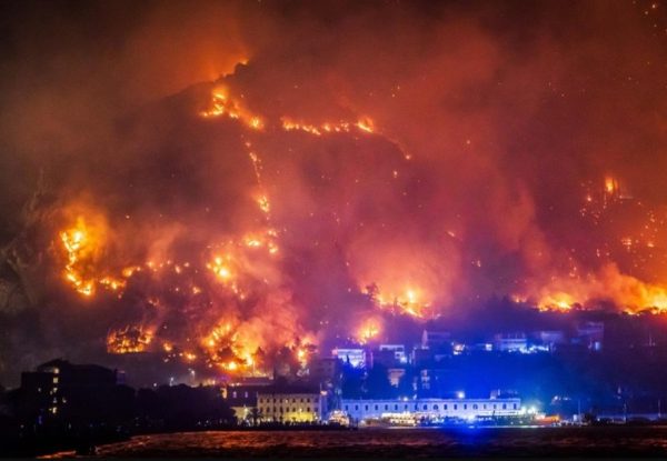 Хорватія бореться з великою лісовою пожежею біля міста, є постраждалі