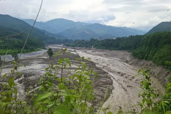 Потік брудної води проноситься річкою Трішулі після раптових повеней у районі Нувакот, Непал, 26 серпня 2026 року. Масштабна повінь забрала життя восьми людей у Непалі 26 серпня, а китайські державні ЗМІ повідомили про «значні жертви» внаслідок зсуву ґрунту в торговому центрі Тибету на кордоні між Китаєм і Непалом. (Фото: Ануп Оджха / AFP через Getty Images)