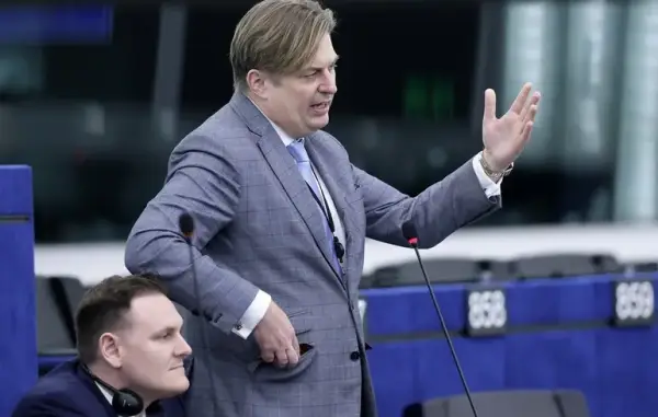 Німецького ультраправого депутата можуть арештувати через шампанське