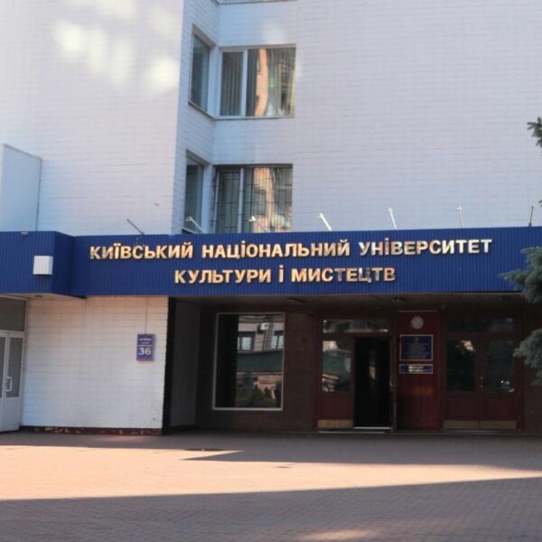 Викладачі та випускники КНУКіМ вимагають звільнення Ігоря Комарніцького