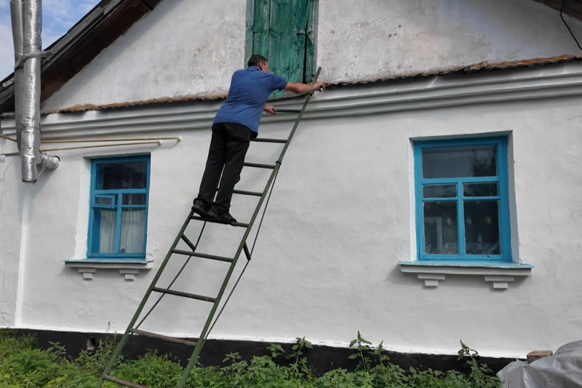'Тут ніхто не жив два роки': переселенці з Бахмута показали свій новий дім у селі (відео)
