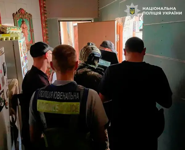 Двоє підлітків із ножем та кастетом нападали на жінок у Києві