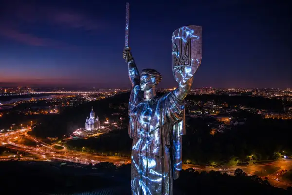На “Батьківщині-Матері” запалили арт-інсталяцію “Майбутнє пам’ятає”