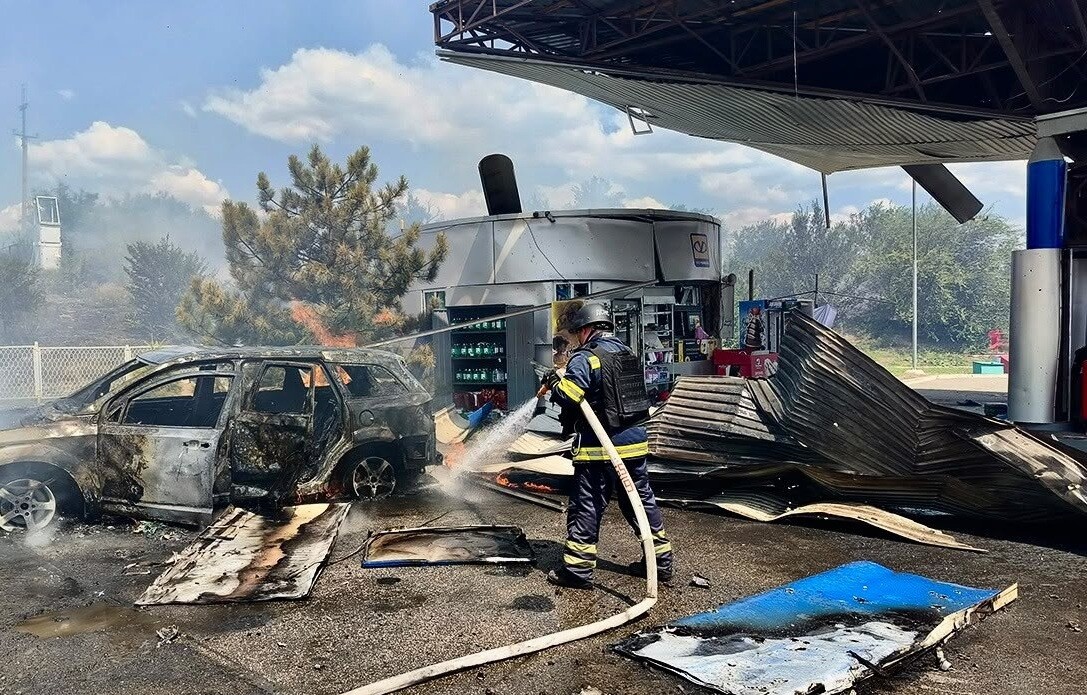 Російська армія 28 серпня завдала удару дроном по автозаправній станції в Слобідському районі Харкова.