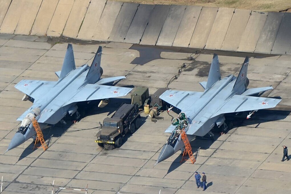 Українські військові уразили ракетами Фламінго низку важливих для російського ВПК та паливної інфраструктури. Зокрема, під ударом опинився аеродром Саваслейська.