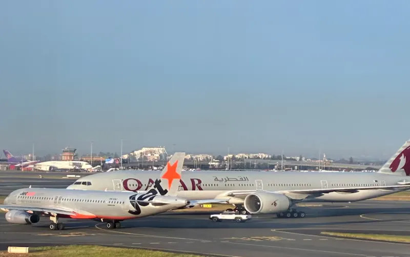 Літак Jetstar здійснив різке гальмування на злітній смузі аеропорту Сіднея, щоб уникнути зіткнення з літаком Qatar Airlines.
