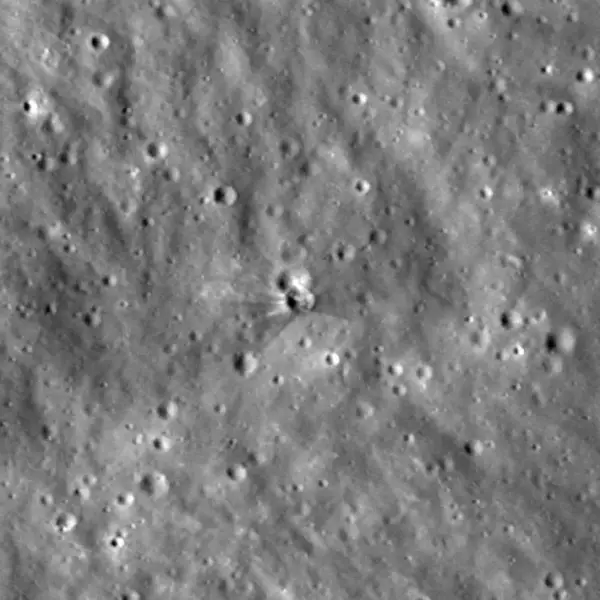 Цей наданий зображення, опубліковане NASA Goddard Space Flight Center та Intuitive Machines 18 серпня 2026 року, і зняте між 11 та 12 серпня 2026 року камерою Narrow-Angle Camera на Місячному розвідувальному орбітальному апараті NASA (LRO), показує кратер (C), який утворився після удару верхнього ступеня ракети Falcon 9 по поверхні Місяця 5 серпня 2026 року. NASA 18 серпня 2026 року опублікувало нові зображення кратера, спричиненого зіткненням ракети SpaceX з Місяцем на початку цього місяця. Фотографії були зроблені Місячним розвідувальним орбітальним апаратом між 11 та 12 серпня, і показують, що удар, спричинений верхнім ступенем ракети SpaceX Falcon 9, стався на поверхні Місяця 5 серпня. Вчені з космічного агентства США визначили, що кратер був завширшки 60 футів і менше 10 футів завглибшки, ґрунтуючись на довжині його тіні. Falcon 9 був запущений у січні 2025 року, доставивши місячний посадковий модуль Firefly Aerospace Blue Ghost 1, приватну місію, яка успішно здійснила посадку на Місяці. (Фото: NASA Goddard/Intuitive Machines / AFP через Getty Images) / ОБМЕЖЕНЕ ВИКОРИСТАННЯ В РЕДАКЦІЙНИХ ЦІЛЯХ - ОБОВ'ЯЗКОВА ВКАЗІВКА «AFP PHOTO / NASA Goddard/Intuitive Machines» - НАДАНО - ЗАБОРОНЕНО МАРКЕТИНГ ТА РЕКЛАМНІ КАМПАНІЇ - РОЗПОВСЮДЖУЄТЬСЯ ЯК ПОСЛУГА КЛІЄНТАМ