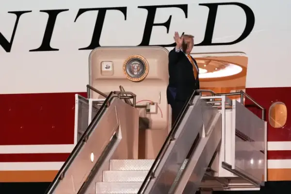 Президент Дональд Трамп махає рукою, пересідаючи на інший літак на авіабазі ВПС США RAF Mildenhall у Саффолку, Східна Англія, на шляху до Вашингтона з саміту НАТО в Анкарі, Туреччина, середа, 8 липня 2026 року. (Фото AP/Алекс Брендон)