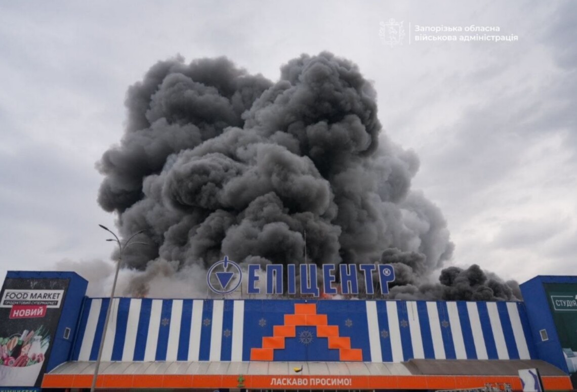 Вранці 28 серпня російська армія атакувала будівельний гіпермаркет мережі Епіцентр у місті Запоріжжя. На місці удару масштабна пожежа, є поранені.