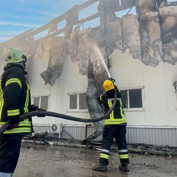 Наслідки удару по складах відчують усі: що відомо про масштабну пожежу